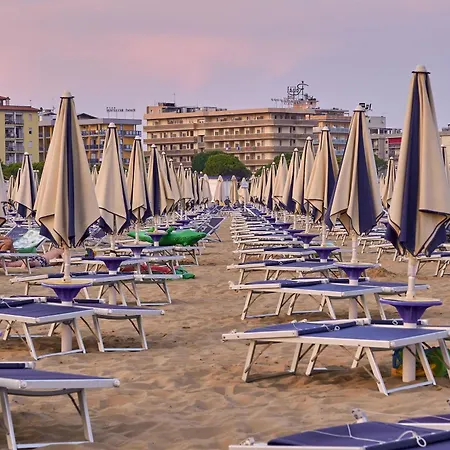 Appartement Beachfront Two-room Flat With Side Sea View