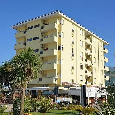 Appartement Beachfront Two-room Flat With Side Sea View